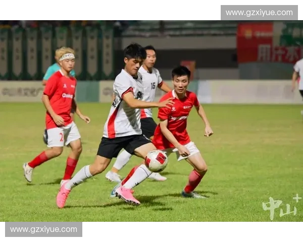 雨中激战:足球场上倾盆大雨如何影响比赛节奏与球员表现 雨中激战:足球场上倾盆大雨如何影响比赛节奏与球员表现